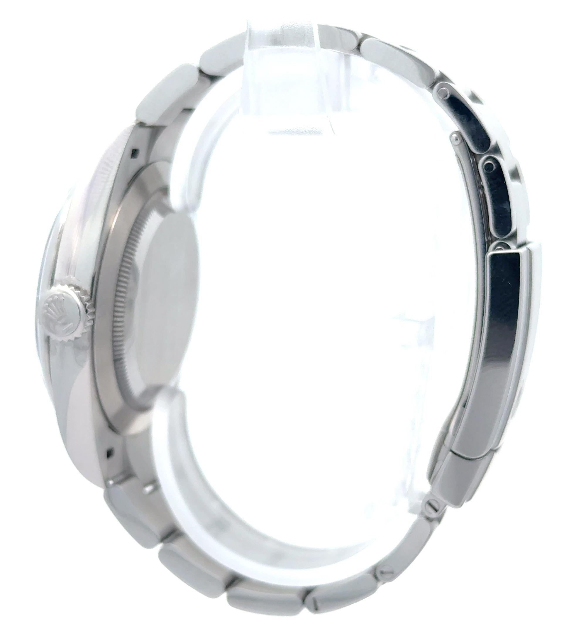 Die Rolex Oyster Perpetual 134300 aus dem Jahr 2025 ist ein markanter 41-mm-Zeitmesser, der zeitloses Design mit einer erfrischend modernen Note verbindet. Die aus korrosionsbeständigem Oystersteel gefertigte Uhr verfügt über eine glatte Lünette und