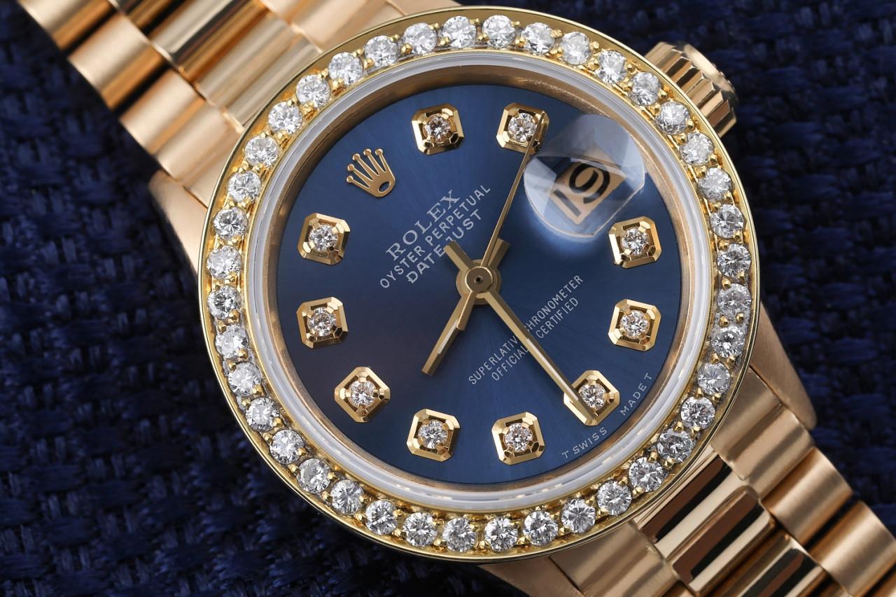 Rolex 26mm Datejust 18kt Gold blau Farbe Zifferblatt mit Diamant-Akzent Diamant-Lünette 6917

Diese Uhr ist in neuwertigem Zustand. Es wurde poliert, gewartet und hat keine sichtbaren Kratzer oder Flecken. Alle unsere Uhren werden mit einer