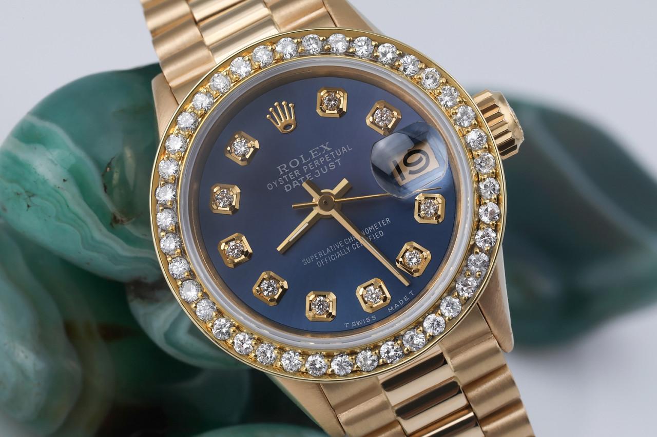 Rolex Datejust 18kt Gold Blue Color Dial with Diamond Accent Diamond Bezel 6917 In Excellent Condition For Sale In New York, NY