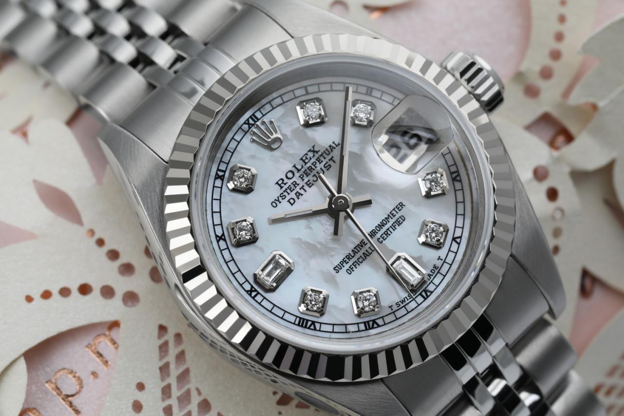Damen Rolex 26mm Datejust weiß MOP Perlmutt 8 + 2 Diamond Dial RT Deployment Schnalle 69174

Diese Uhr ist in neuwertigem Zustand. Es wurde poliert, gewartet und hat keine sichtbaren Kratzer oder Flecken. Alle unsere Uhren werden mit einer