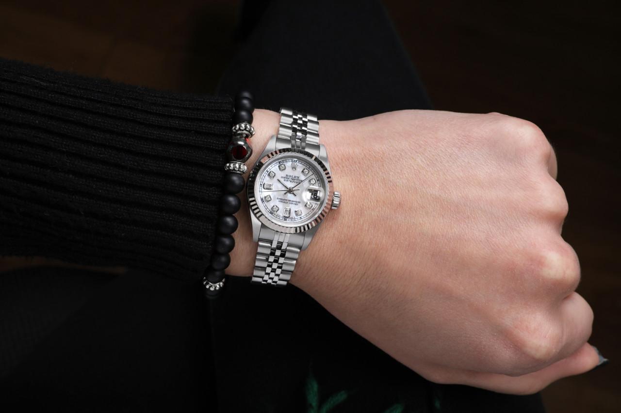 Rolex Datejust Ladies Watch White MOP Mother of Pearl 8 + 2 Diamond Dial 69174 In Excellent Condition For Sale In New York, NY