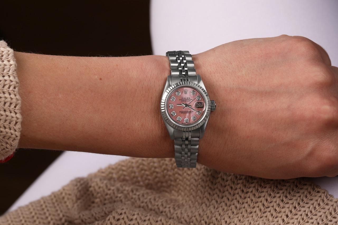 Rolex 26mm Datejust Pink MOP Mother Of Pearl Dial with Diamond Accent 69174 In Excellent Condition For Sale In New York, NY