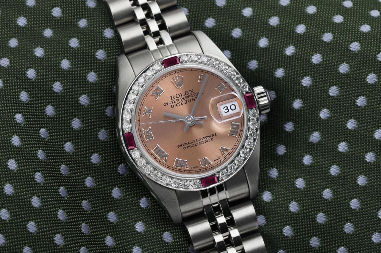 Rolex 26 mm Datejust Lachsfarbene römisches Zifferblatt Diamant & Rubin Lünette Stahl Damenuhr 

Wir sind sehr stolz darauf, diesen Zeitmesser zu präsentieren, der sich in einem tadellosen Zustand befindet. Er wurde professionell poliert und