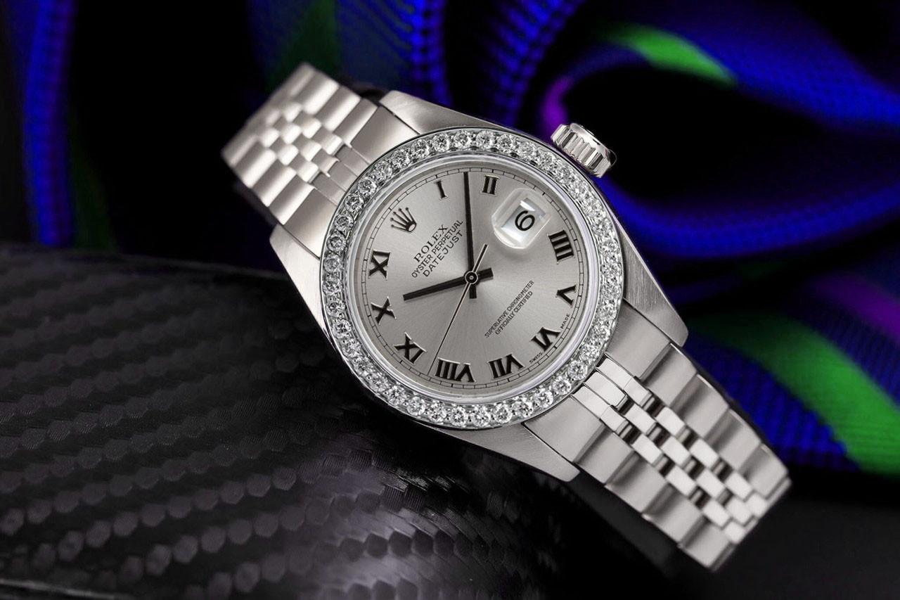Rolex 26mm Datejust Silber Zifferblatt benutzerdefinierte Diamant-Lünette Stahl Damenuhr 

Wir sind sehr stolz darauf, diesen Zeitmesser zu präsentieren, der sich in einem tadellosen Zustand befindet. Er wurde professionell poliert und gewartet, um