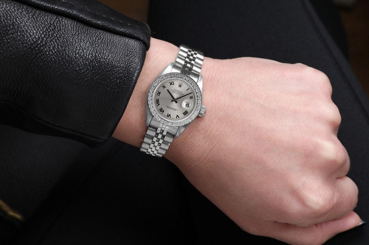 Rolex 26mm Datejust Montre femme en acier avec cadran argenté et lunette diamantée personnalisée  Excellent état - En vente à New York, NY