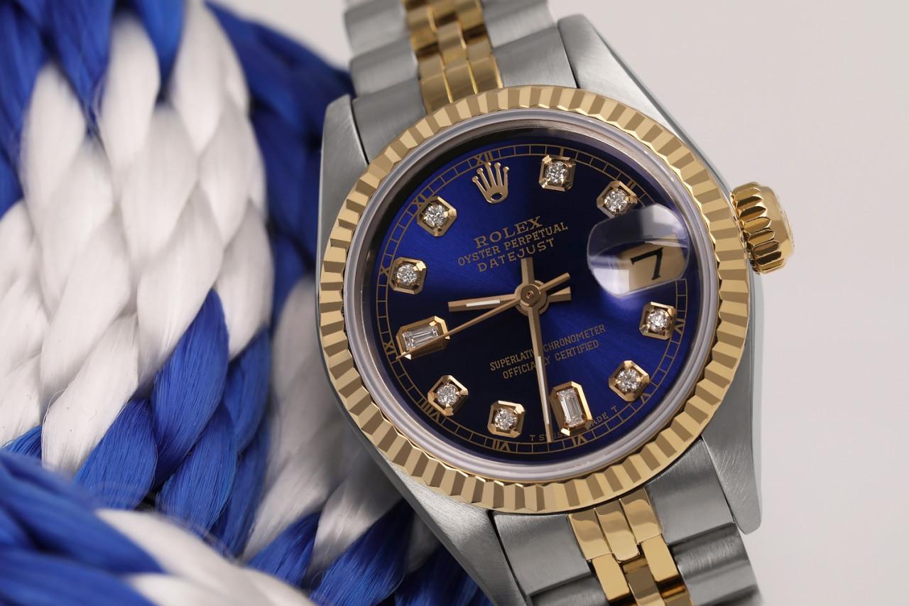 Ladies Vintage Rolex 26mm Datejust Deux Tons Cadran Couleur Bleu avec Accent Diamant Baguette 69173

Cette montre est dans un état comme neuf. Elle a été polie, entretenue et ne présente aucune rayure ou imperfection visible. Toutes nos montres