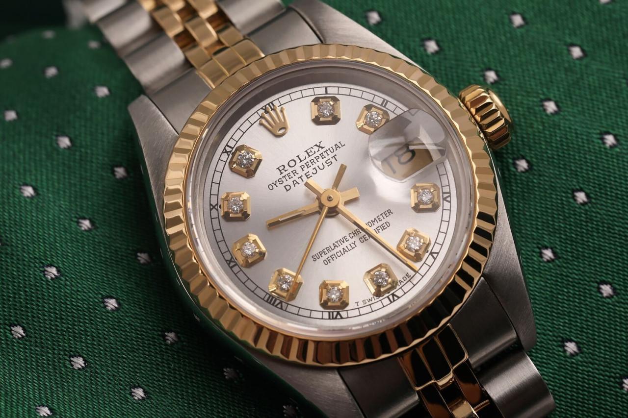 Damen Vintage Rolex 26mm Datejust zwei Ton Silber Farbe Zifferblatt mit Diamant-Akzent RT 69173

Diese Uhr ist in neuwertigem Zustand. Es wurde poliert, gewartet und hat keine sichtbaren Kratzer oder Flecken. Alle unsere Uhren werden mit einer