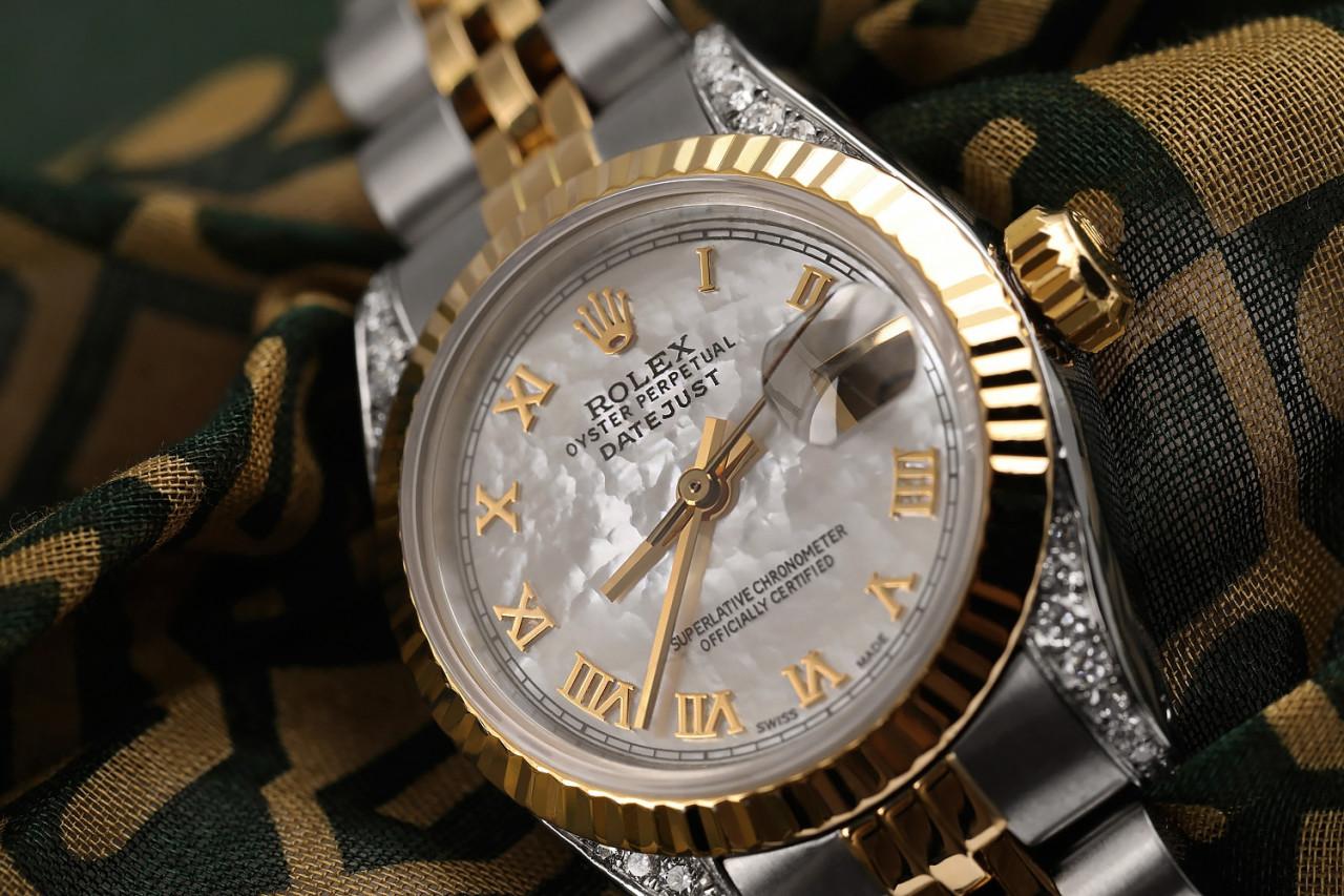 Ladies Rolex 26mm Datejust Two Tone Vintage Fluted Bezel With Lugs White MOP Mother Of Pearl Roman Numeral Dial 69173

This watch is in like new condition. It has been polished, serviced and has no visible scratches or blemishes. All our watches