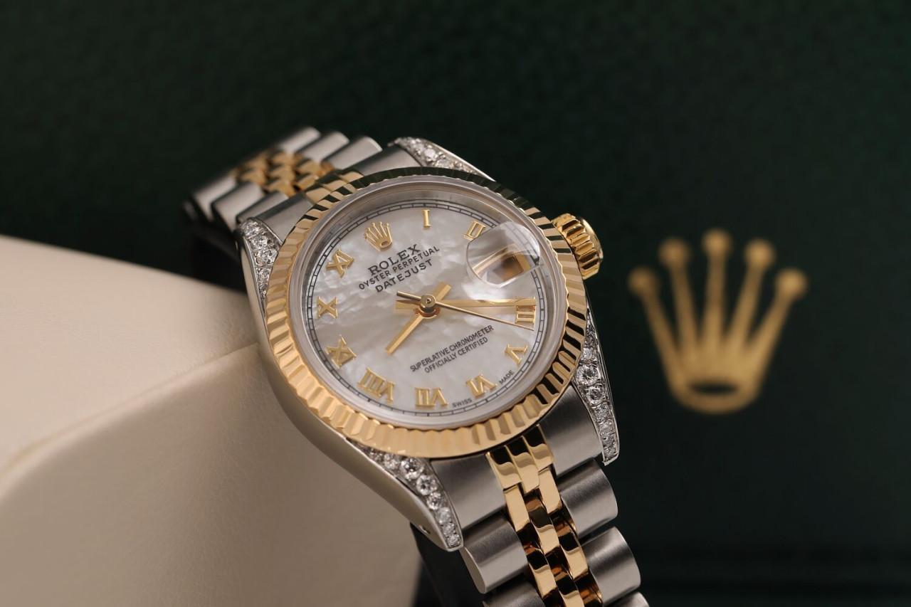 Rolex Datejust Two Tone Vintage Fluted Bezel Diamond Lugs White MOP Dial 69173 In Excellent Condition For Sale In New York, NY
