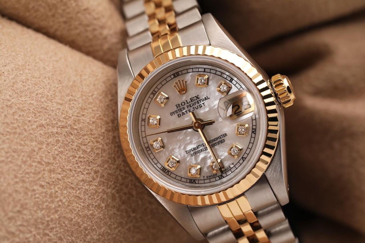 Damen Vintage Rolex 26mm Datejust zwei Ton weiß MOP Zifferblatt mit Diamant-Akzent 69173

Diese Uhr ist in neuwertigem Zustand. Es wurde poliert, gewartet und hat keine sichtbaren Kratzer oder Flecken. Alle unsere Uhren werden mit einer