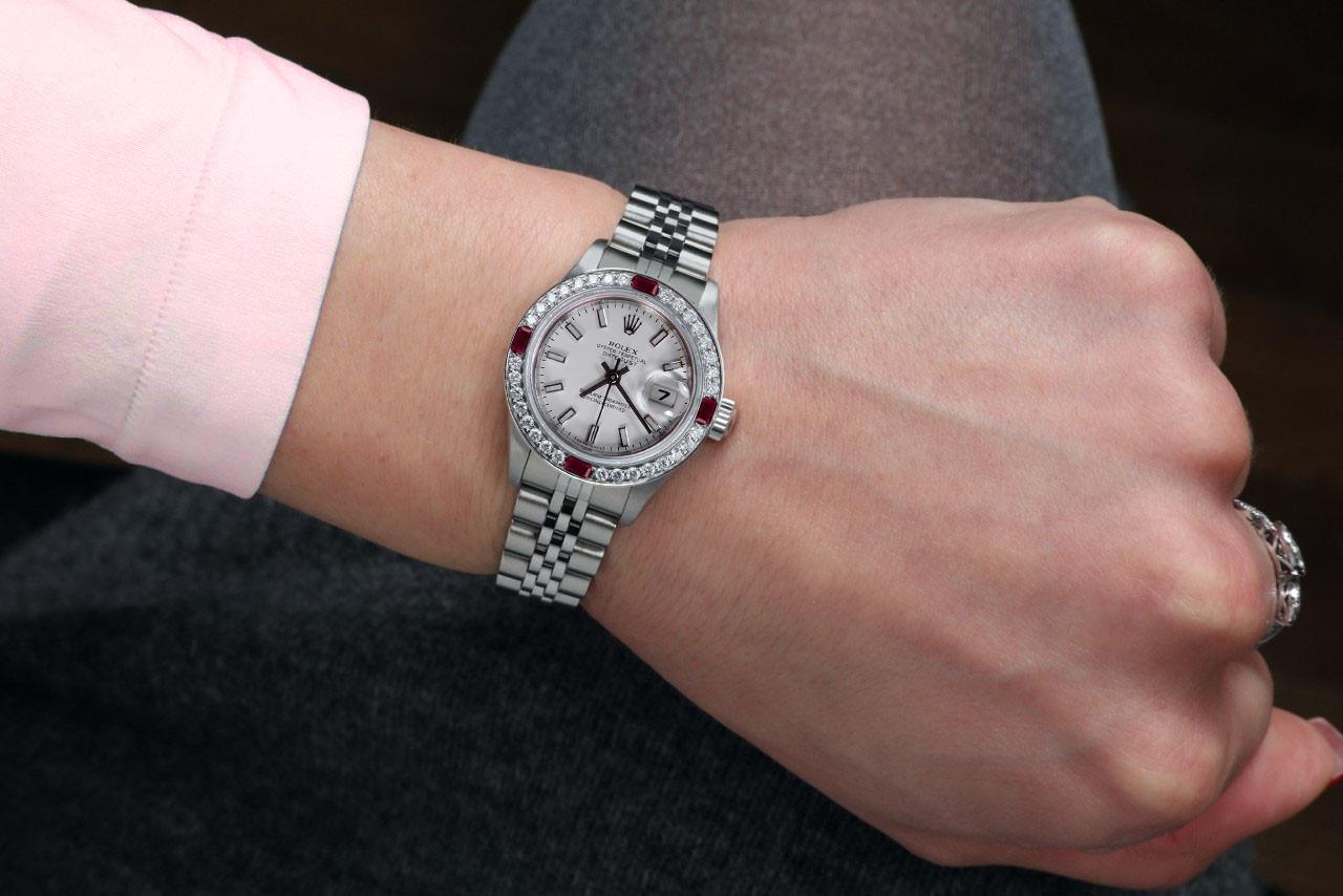 Taille ronde Rolex Montre Datejust en acier inoxydable avec cadran blanc et lunette en diamants et rubis pour femmes  en vente