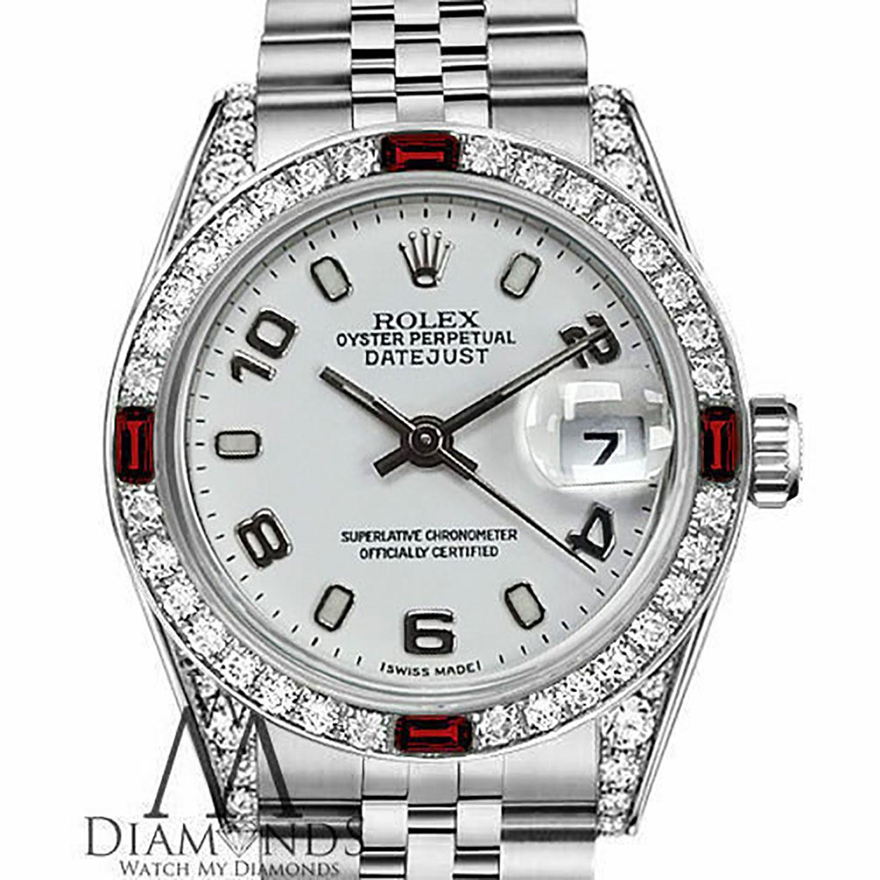 Rolex 26mm Datejust weißes Zifferblatt Diamant & Rubin Lünette Edelstahl Uhr
Wir sind sehr stolz darauf, diesen Zeitmesser zu präsentieren, der sich in einem tadellosen Zustand befindet. Er wurde professionell poliert und gewartet, um sein