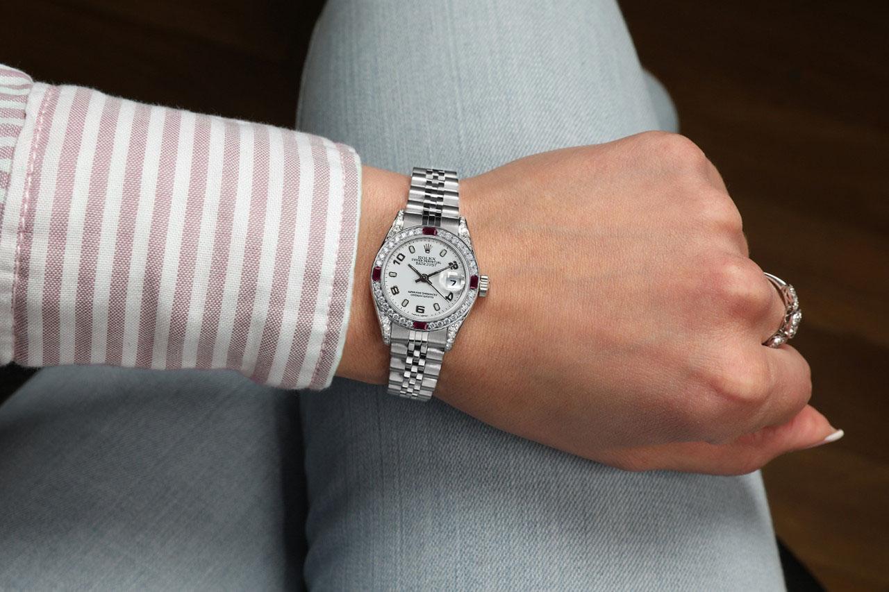 Rolex Datejust Weißes Zifferblatt Diamant & Rubin Lünette Edelstahl Uhr im Zustand „Hervorragend“ im Angebot in New York, NY