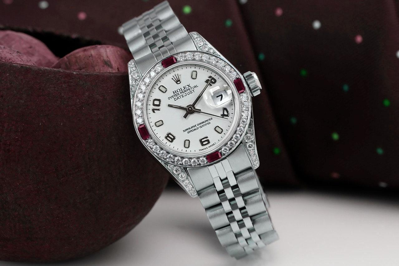 Rolex Datejust Weißes Zifferblatt Diamant & Rubin Lünette Edelstahl Uhr für Damen oder Herren im Angebot