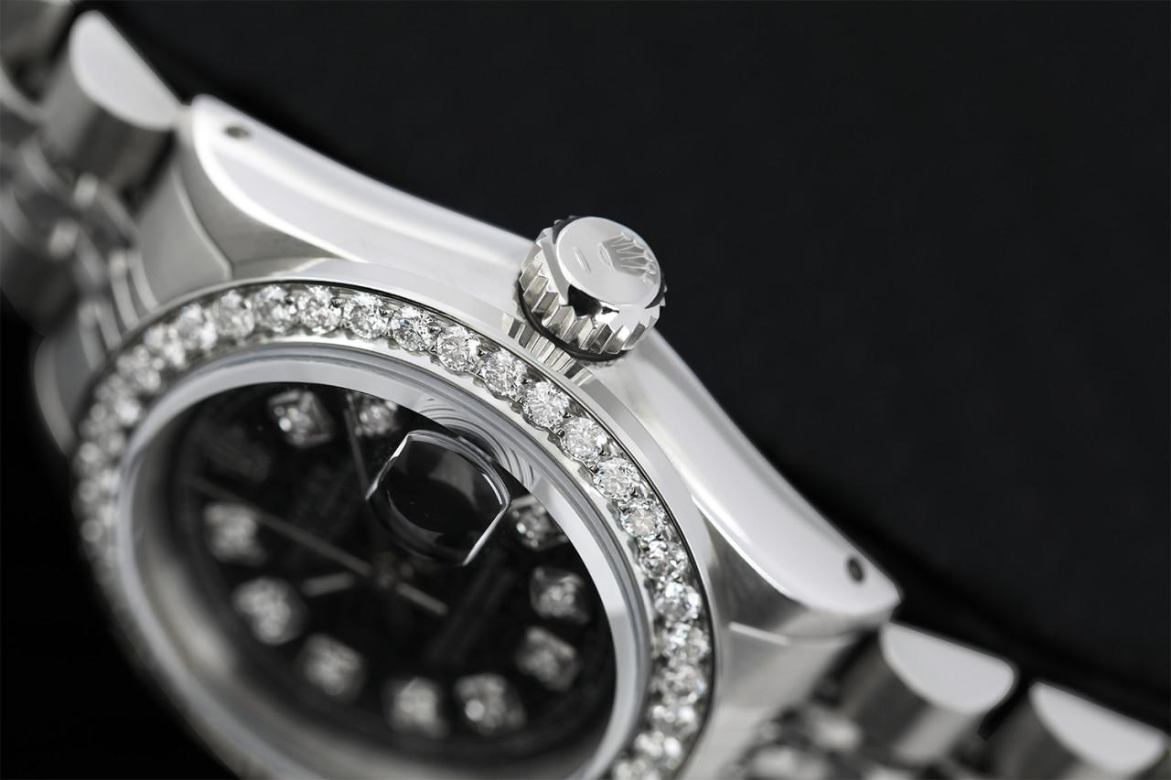 Rolex Datejust 26 mm avec lunette personnalisée à diamants SS Jubilé Cadran couleur noire Boucle déployante 69173

 Cette montre est dans un état comme neuf. Elle a été polie, entretenue et ne présente aucune rayure ou imperfection visible. Toutes