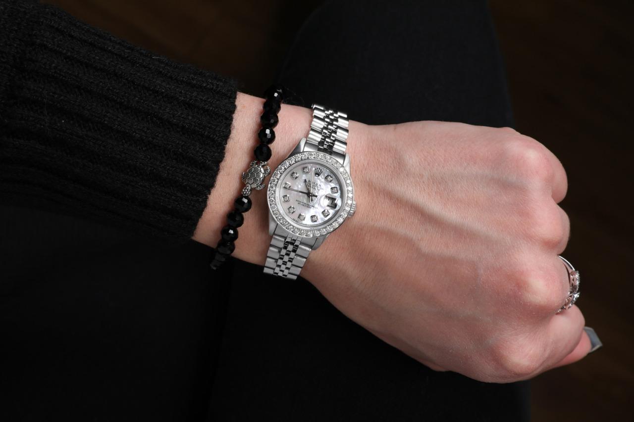 Rolex Montre Datejust avec lunette personnalisée en diamants et cadran en diamants blancs MOP 69173 en vente 1