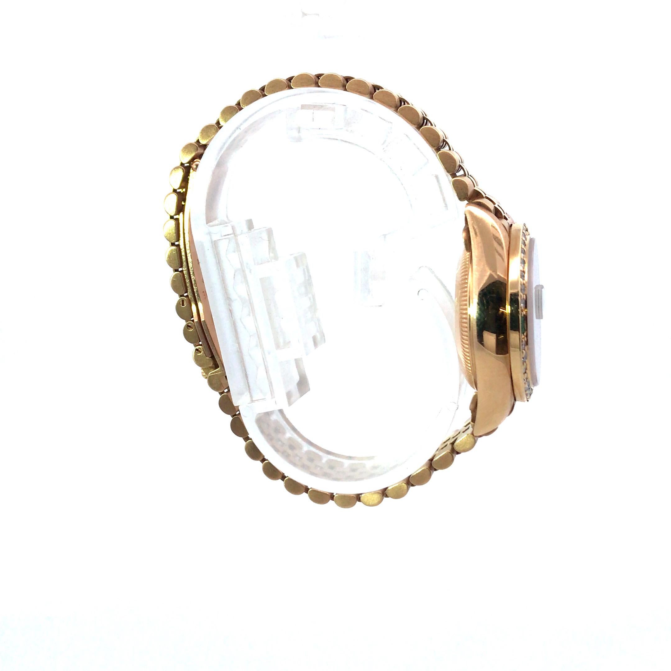Rolex 26milimeter Jubilee Datejust or jaune 18 carats.
La lunette et le cadran sont tous deux réalisés sur mesure avec des diamants et des émeraudes.
La montre pèse environ 72.20 grammes.
Numéro de série L803819   
Année : 1989
Étiquette et boîte,