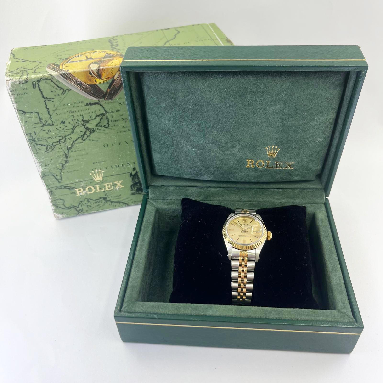 Orologio automatico Rolex Datejust da 26 mm in oro giallo 18 carati e acciaio con lunetta scanalata, quadrante a bastoni color champagne e bracciale Jubilee bicolore. Modello 69173 con numero di serie R circa 1987. Include la scatola originale