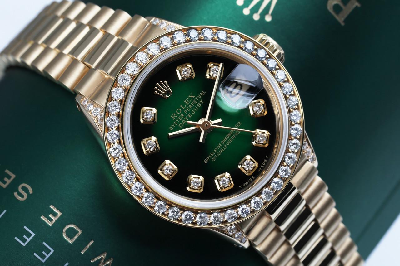Rolex Presidential 18kt Gold Grünes Diamant-Zifferblatt Lünette und Gepäckstücke 6917 im Zustand „Hervorragend“ im Angebot in New York, NY