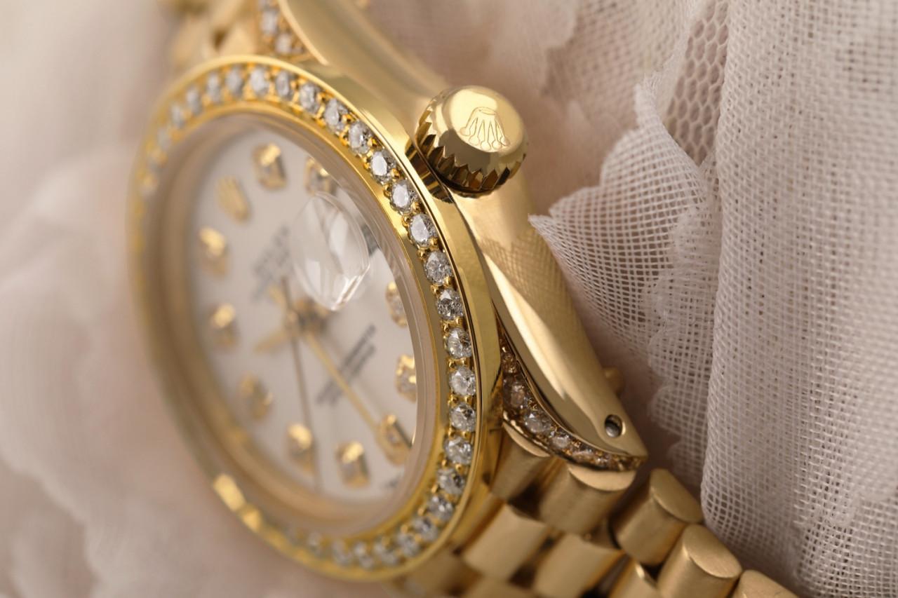 Rolex Presidential 18kt Gold Weißes Diamant-Zifferblatt mit Lünette und Gepäckstücken 6917 (Rundschliff) im Angebot