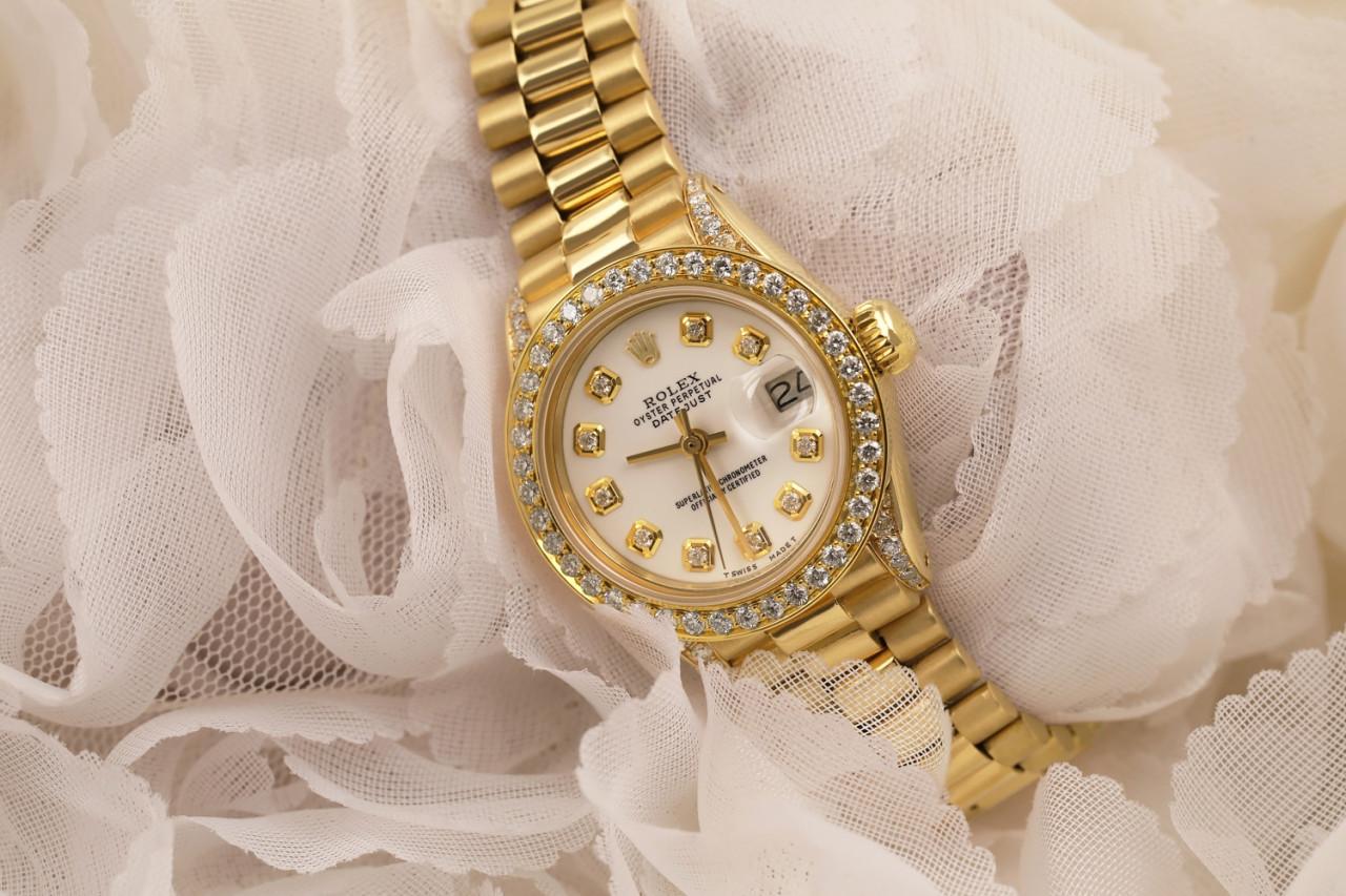 Rolex Presidential 18kt Gold Weißes Diamant-Zifferblatt mit Lünette und Gepäckstücken 6917 im Zustand „Hervorragend“ im Angebot in New York, NY
