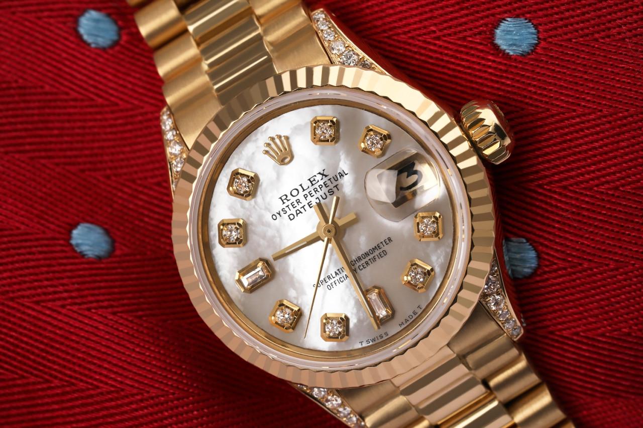 Rolex 26mm Presidential 18kt Gold White MOP Mother Of Pearl 8+2 Diamond Dial Lugs 6917

This watch is in like new condition. It has been polished, serviced and has no visible scratches or blemishes. All our watches come with a standard 1 year