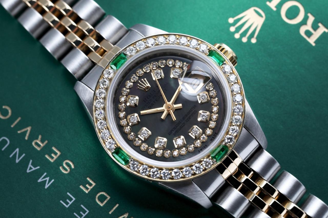 Rolex 26 mm Zweifarbiges schwarzes MOP String Diamant-Zifferblatt Diamant-Lünette mit Smaragden (Smaragdschliff) im Angebot