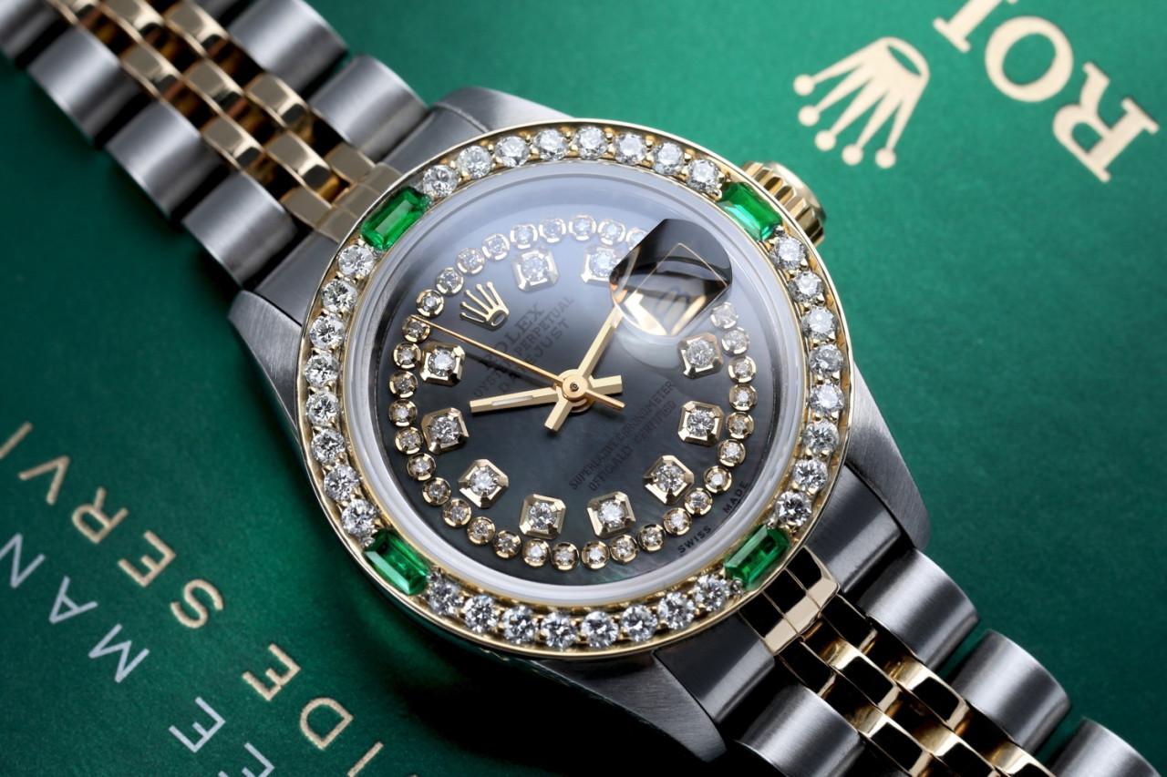 Rolex 26 mm Zweifarbiges schwarzes MOP String Diamant-Zifferblatt Diamant-Lünette mit Smaragden im Zustand „Hervorragend“ im Angebot in New York, NY