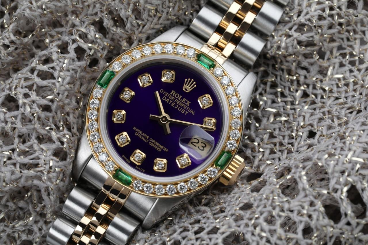 Ladies Rolex 26mm Two Tone Purple Diamond Dial Vintage Diamond Bezel with Emeralds 69173

This watch is in like new condition. It has been polished, serviced and has no visible scratches or blemishes. All our watches come with a standard 1 year