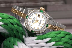 Rolex Montre Jubilee bicolore à cadran chiffre romain blanc 26 mm avec lunette en diamants et émeraudes