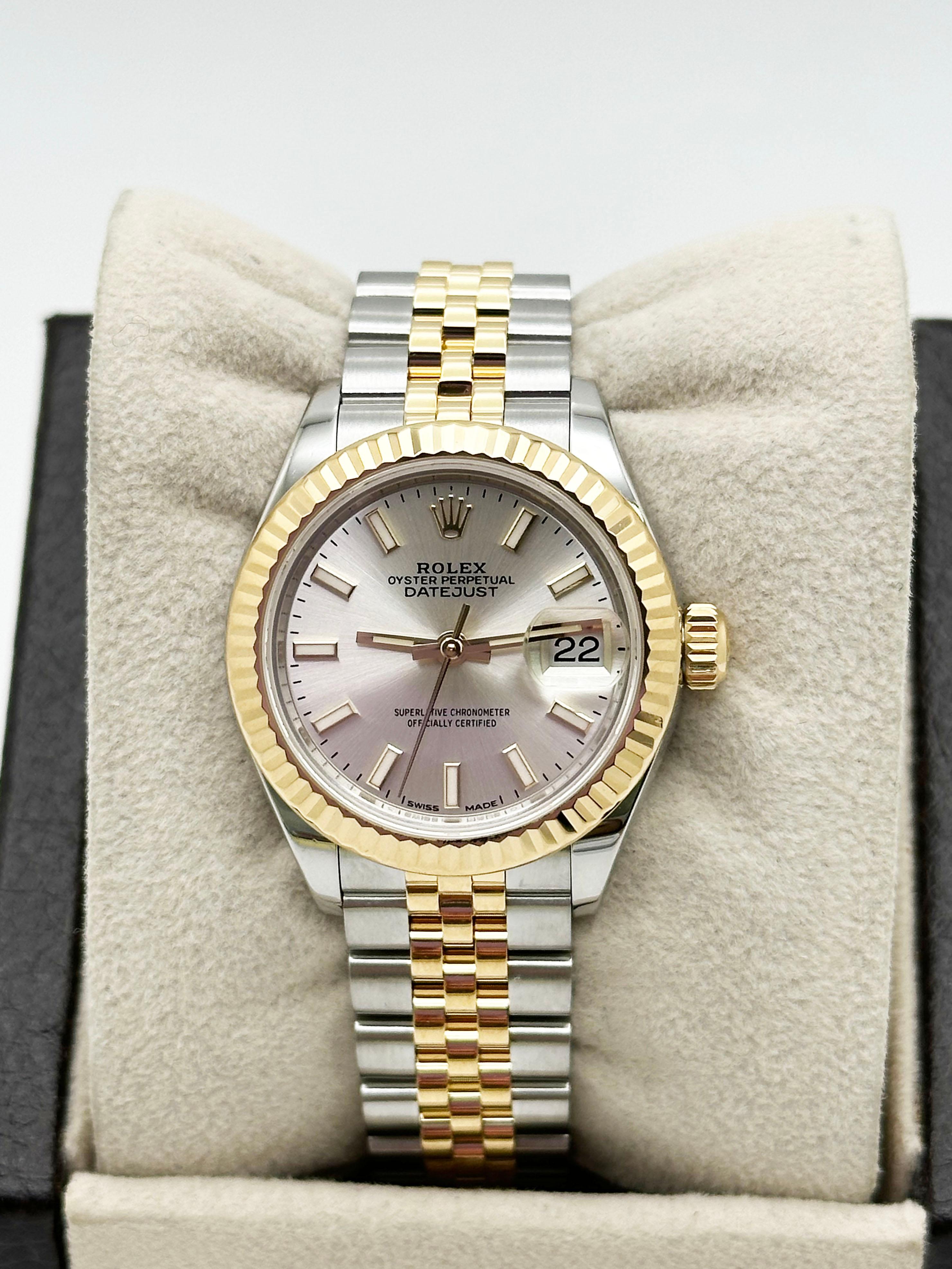 Stilnummer: 279173



Seriennummer: Q0F11983



Jahr: 2016

 

Modell: Damen Datejust

 

MATERIAL des Gehäuses: Rostfreier Stahl

 

Band: 18K Gelbgold & Edelstahl

 

Lünette: 18K Gelbgold

 

Zifferblatt: Silber 

 

Gesicht: Saphirglas

