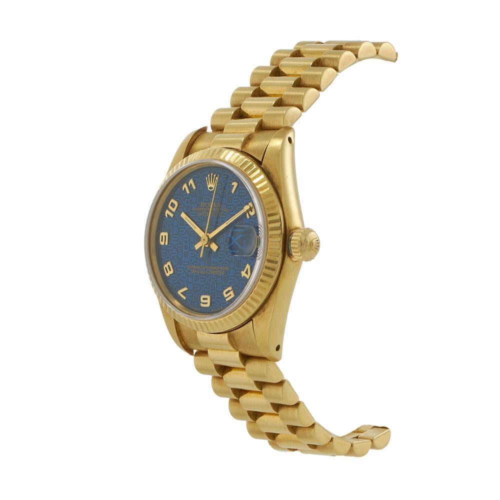 Un exemple vintage frappant de la collection de taille moyenne de Rolex, cette Datejust Ref. 6827 est entièrement réalisée en or jaune 18KT massif. Le boîtier de 31 mm est associé à une lunette cannelée assortie en or jaune 18KT et à un bracelet à