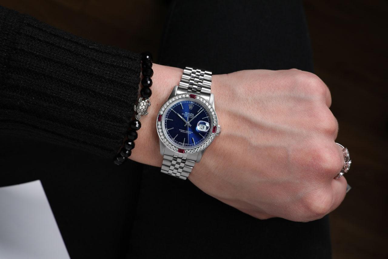 Taille ronde Rolex Montre Datejust à cadran bâton bleu avec lunette en rubis et diamants en vente