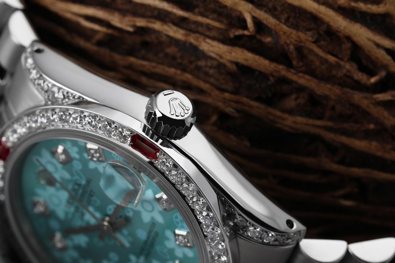 Rolex 31mm Datejust avec cadran personnalisé en diamant bleu fleuri + rubis sur lunette + ergots en diamant 68274

Cette montre est dans un état comme neuf. Elle a été polie, entretenue et ne présente aucune rayure ou imperfection visible. Toutes