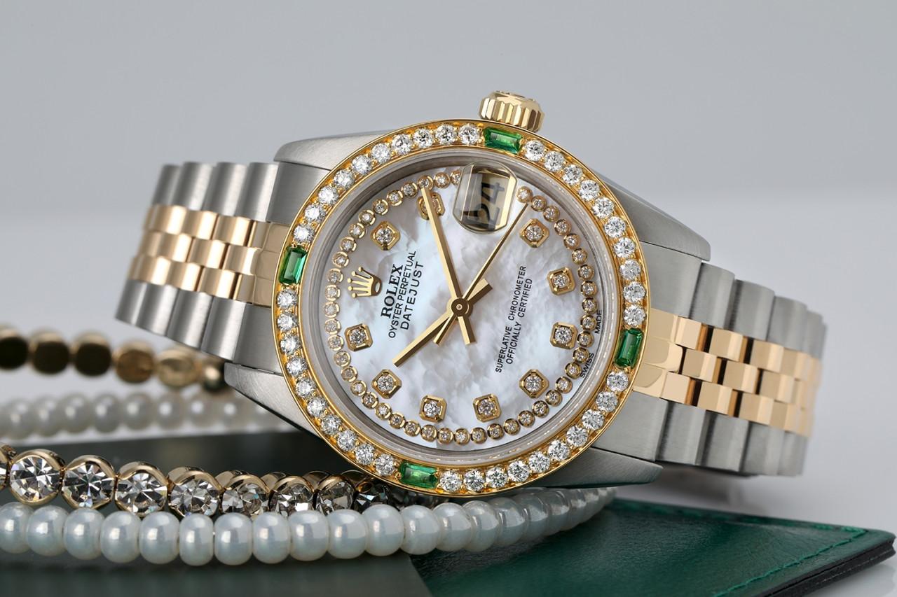 Rolex Datejust Diamant-Lünette mit Smaragden, zweifarbiges weißes MOP String-Zifferblatt 68273 im Zustand „Hervorragend“ im Angebot in New York, NY