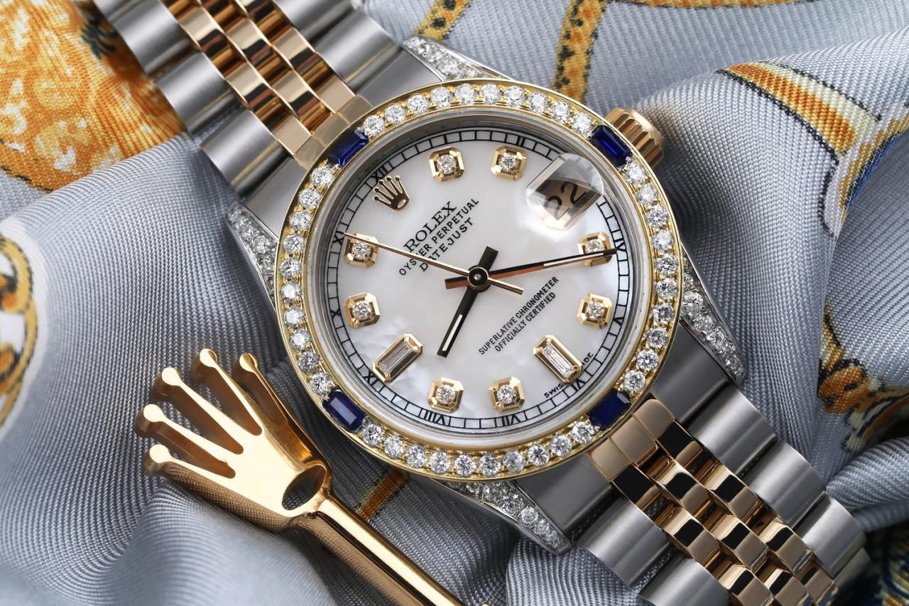 Rolex Datejust 68273 Zweifarbiges Jubiläums-Weißes MOP-Zifferblatt mit Diamant-Akzent-Lünette & Gepäckstücken im Zustand „Hervorragend“ im Angebot in New York, NY