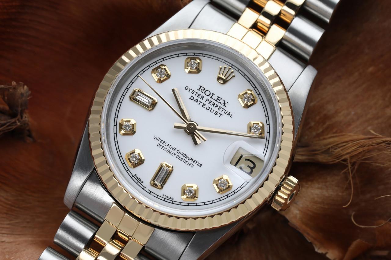 Damen Vintage Rolex 31mm Datejust zwei Ton weiße Farbe Zifferblatt mit 8 + 2 Diamant-Akzent RT 68273

Diese Uhr ist in neuwertigem Zustand. Es wurde poliert, gewartet und hat keine sichtbaren Kratzer oder Flecken. Alle unsere Uhren werden mit einer