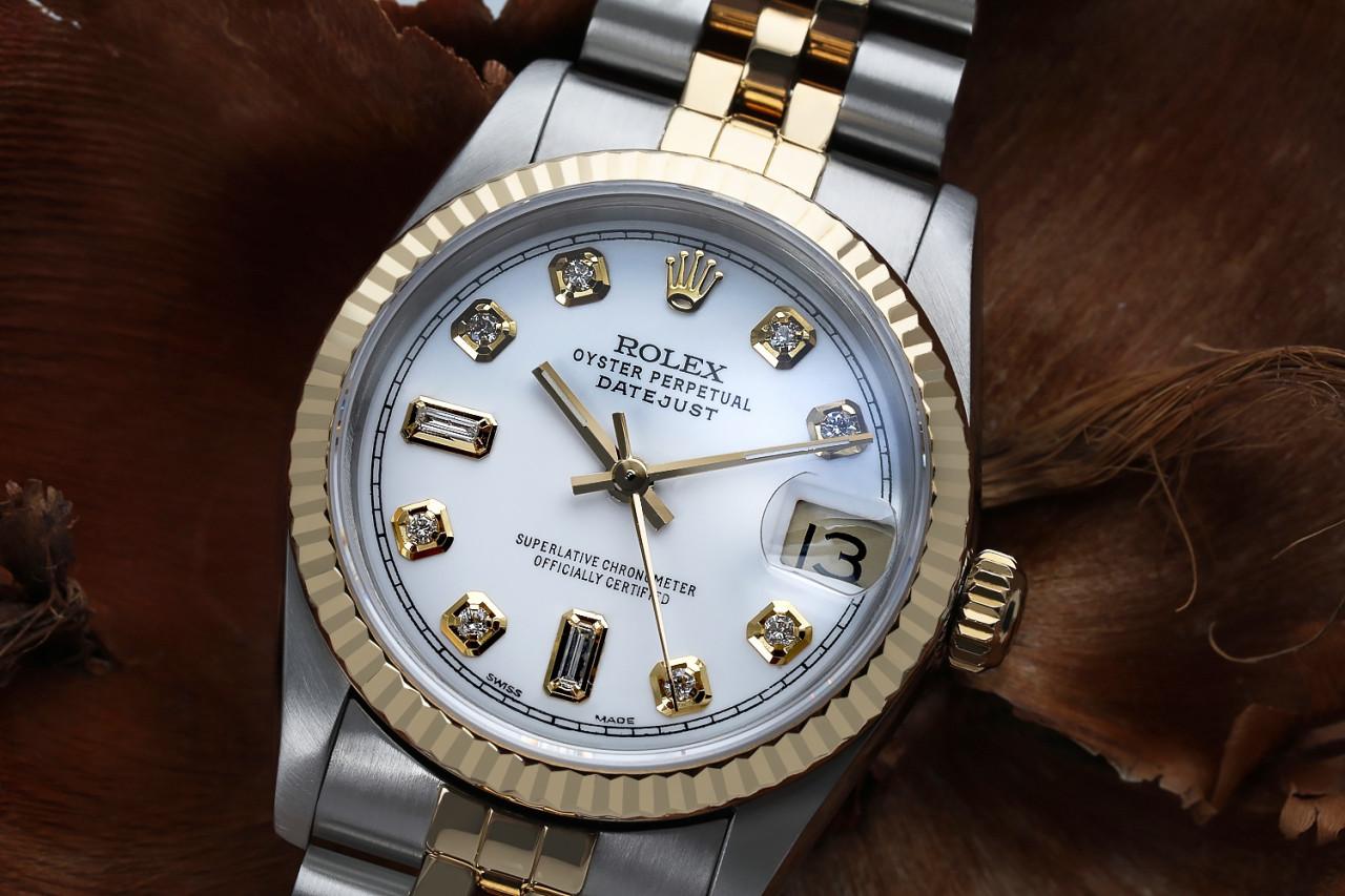 Taille baguette Rolex Montre Datejust 31 mm de couleur blanche avec cadran bicolore et diamant baguette 68273 en vente
