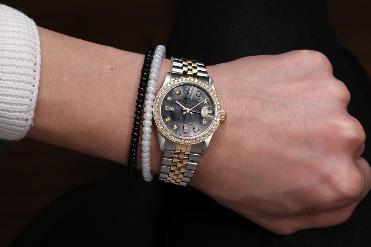 Rolex Datejust 68273 Vintage Diamond Bezel Two Tone Black MOP Diamond Dial In Excellent Condition For Sale In New York, NY