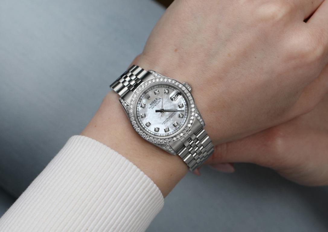 Rolex 31mm Datejust mit maßgefertigter Diamant-Lünette SS Weiße MOP Lünette und Gepäckuhr im Zustand „Hervorragend“ im Angebot in New York, NY
