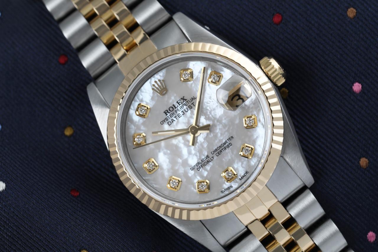 Damen Vintage Rolex 31mm Datejust zwei Ton weiß MOP Perlmutt Zifferblatt mit Diamant-Akzent 68273

Diese Uhr ist in neuwertigem Zustand. Es wurde poliert, gewartet und hat keine sichtbaren Kratzer oder Flecken. Alle unsere Uhren werden mit einer