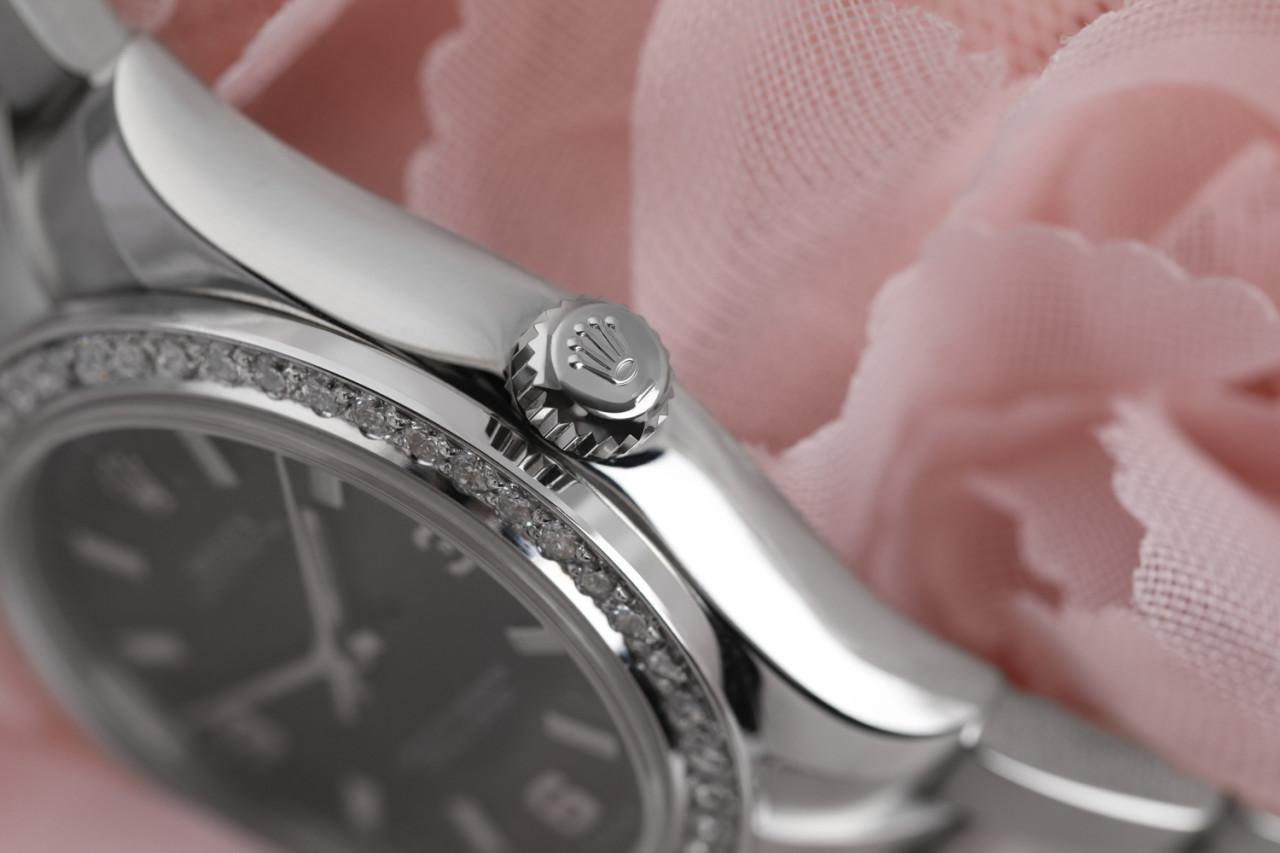 Montre Rolex 31mm Oyster Perpetual avec cadran noir et lunette diamantée pour femmes en acier inoxydable 177200

Cette montre est dans un état comme neuf. Elle a été polie, entretenue et ne présente aucune rayure ou imperfection visible. Toutes nos