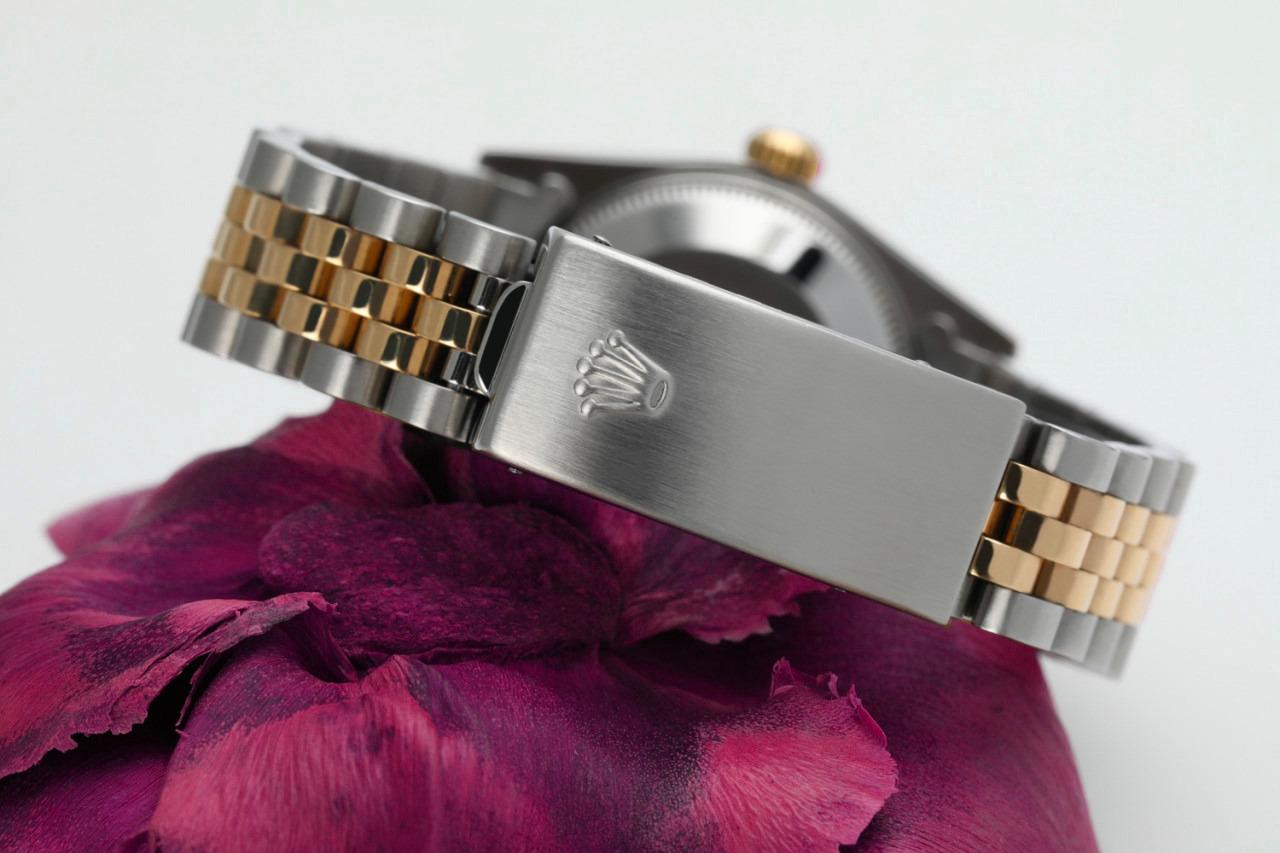 Taille ronde Rolex Montre Datejust bicolore à cadran bâton blanc avec lunette en rubis et diamants pour femmes en vente
