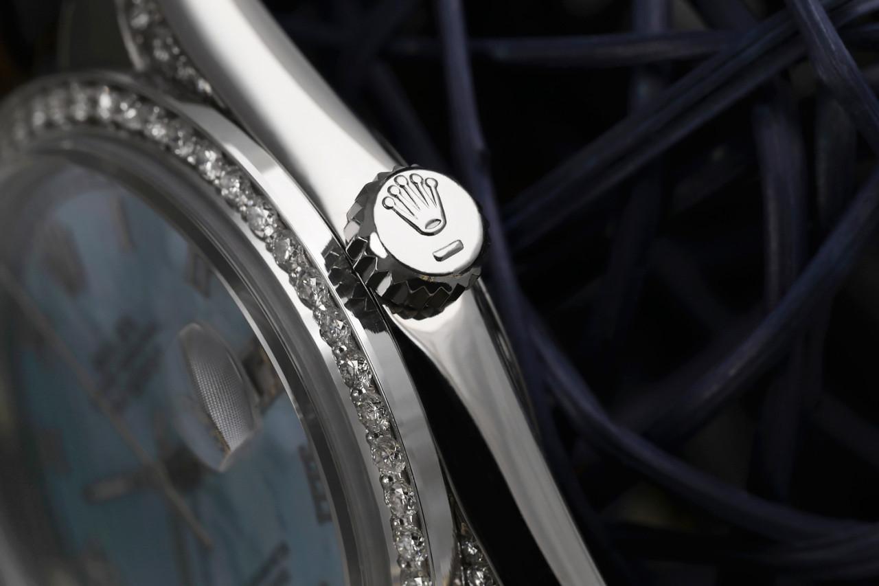 Rolex 36mm Datejust Baby Blue Cadran nacre avec chiffres romains Lunette et épaules en diamant 16030

Cette montre est dans un état comme neuf. Elle a été polie, entretenue et ne présente aucune rayure ou imperfection visible. Toutes nos montres
