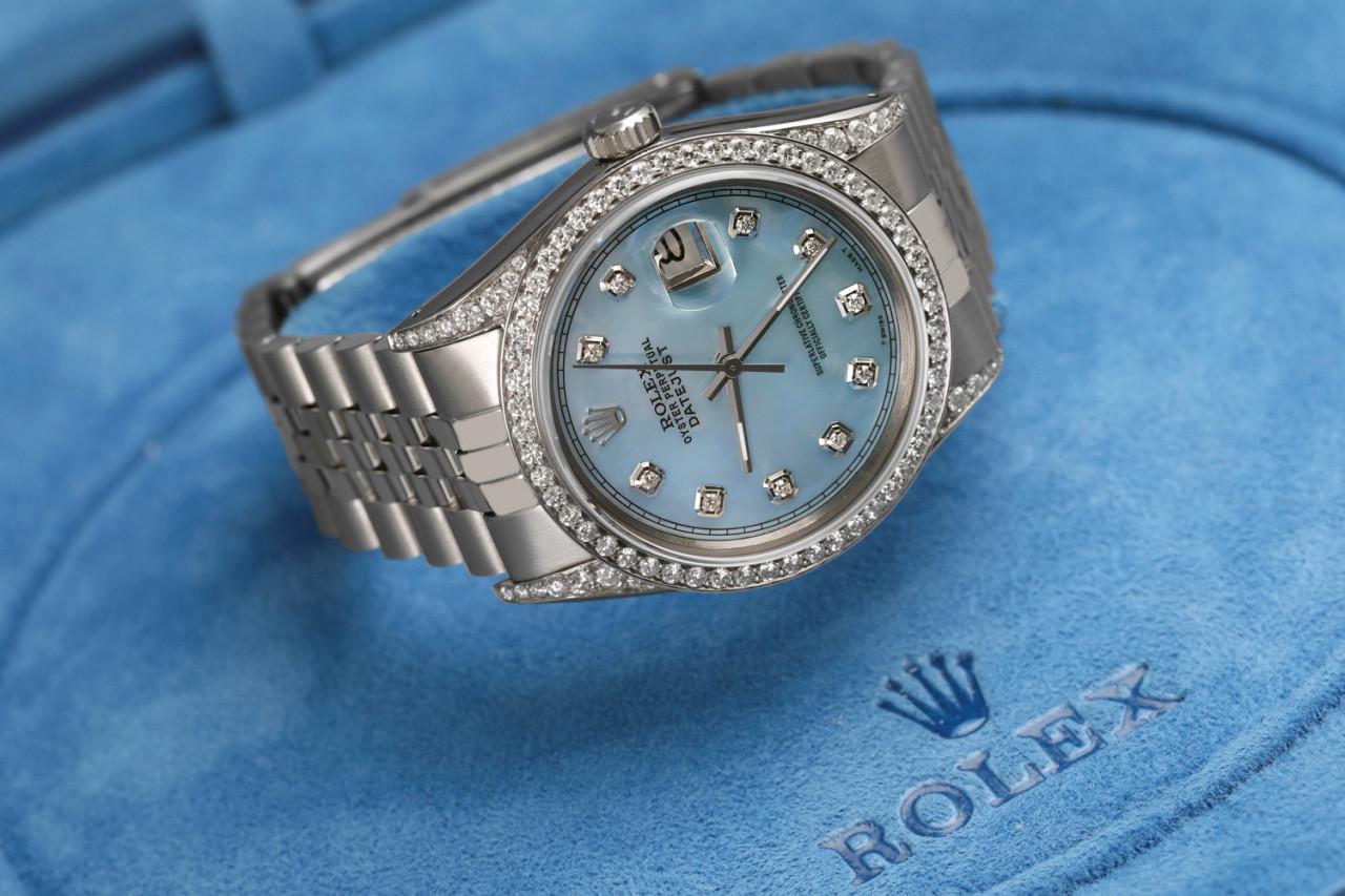 Taille ronde Rolex Montre Datejust bleu bébé avec cadran en nacre, diamants et lunette en vente