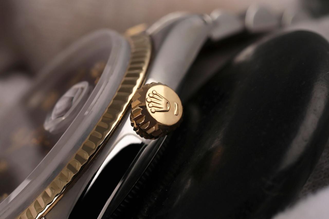 Montre Rolex Datejust 36 mm 16013 Cadran noir avec baguettes 6&9 Or jaune 18k et acier inoxydable

Cette montre est dans un état comme neuf. Elle a été polie, entretenue et ne présente aucune rayure ou imperfection visible. Toutes nos montres