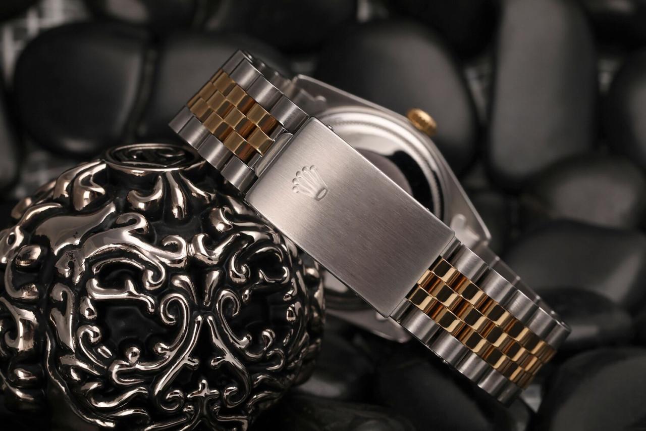 Rolex Datejust 16013  Montre à cadran noir avec baguettes 6&9 en or jaune 18 carats et SS Pour hommes en vente