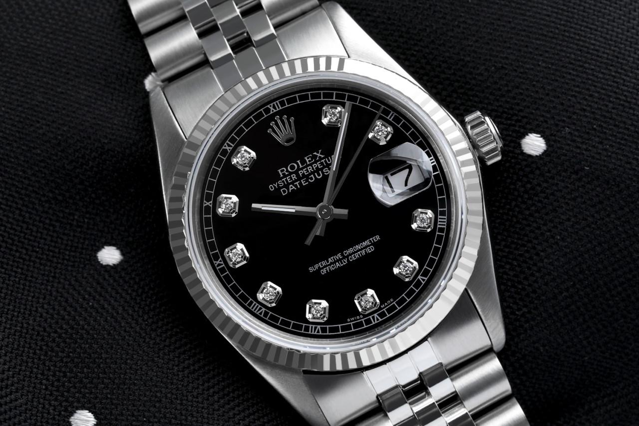 Rolex 36 mm Datejust cadran noir avec diamants 16014 bracelet jubilé en acier inoxydable
Cette montre est dans un état comme neuf. Elle a été polie, entretenue et ne présente aucune rayure ou imperfection visible. Toutes nos montres bénéficient