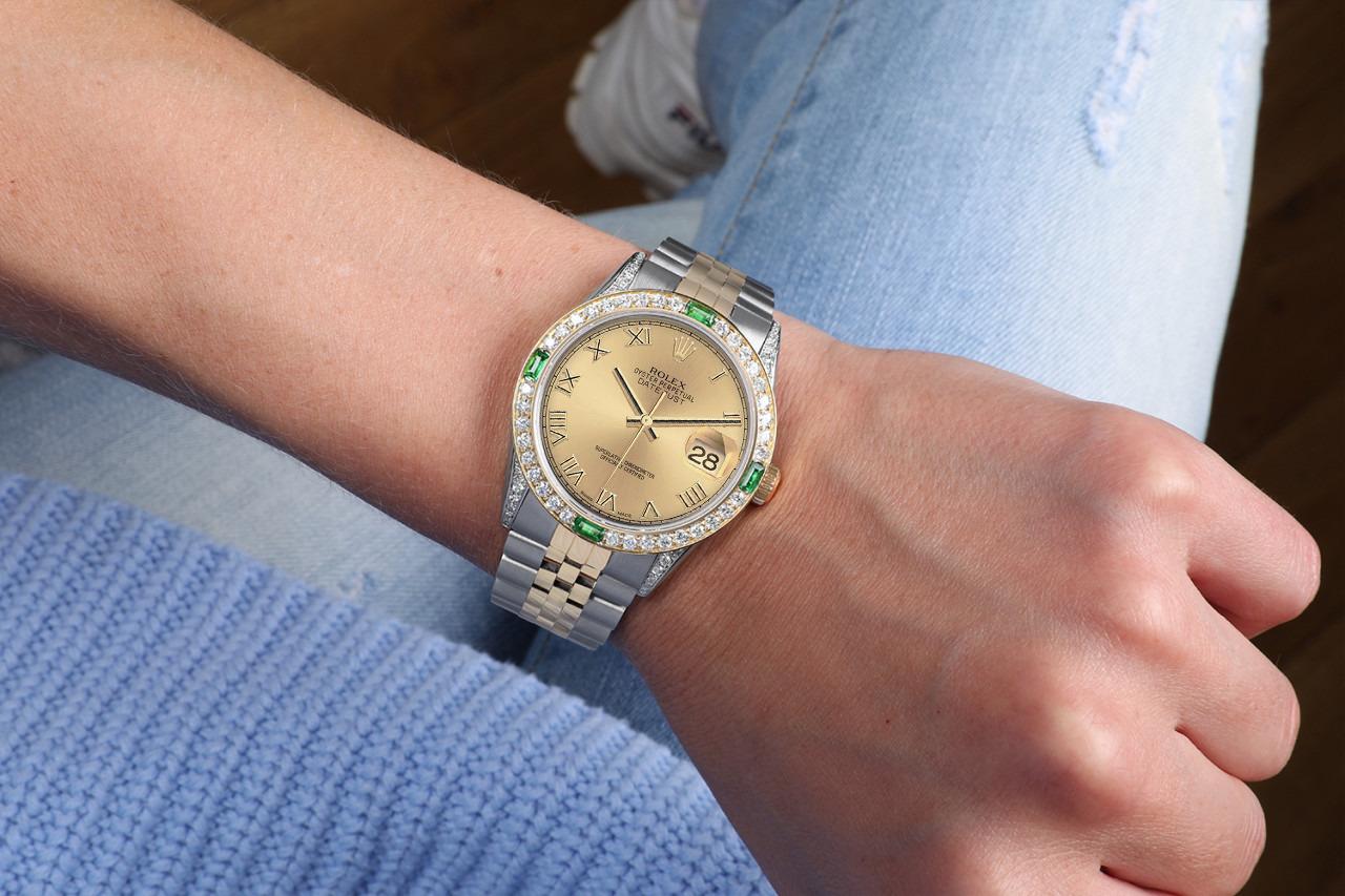 Rolex Datejust Champagner-Uhr mit römischem Zifferblatt, Smaragd und Diamant-Lünette, zweifarbig im Zustand „Hervorragend“ im Angebot in New York, NY