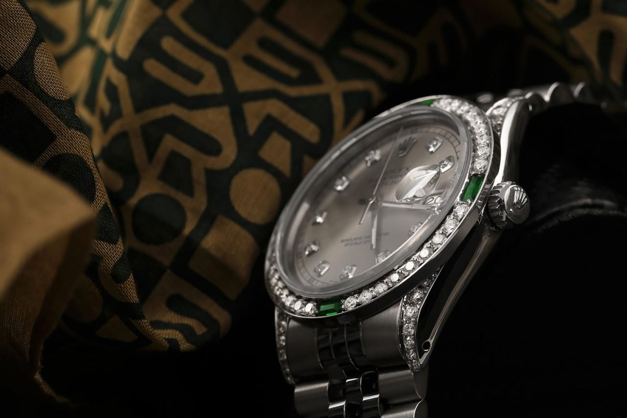 Rolex Datejust Uhr mit dunkelgrauem Diamant-Zifferblatt mit Diamant- und Smaragd-Lünette  (Smaragdschliff) im Angebot